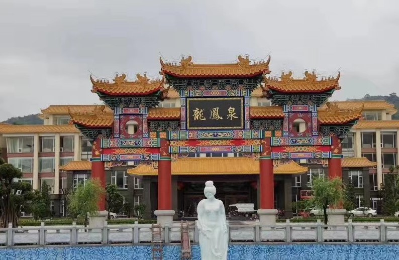 东山湖温泉度假村用尊龙凯时人生就是搏空气能热泵